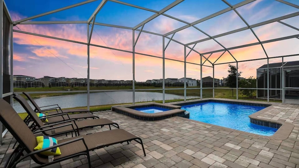 Elegant Retreat With Private Pool & Spa - photo 24