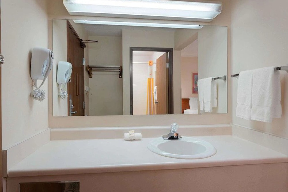 Norwood Inn & Suites by BlissPoint Post Rd Indianapolis - photo 36
