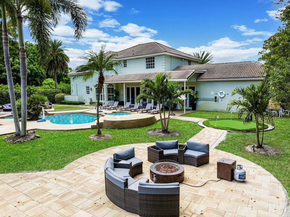 8BR Entertainers Estate w Pool Games & Theater — hotel in Coconut Creek