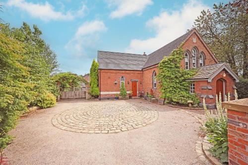 The Chapel A Hidden Gem with Private Pool & Bar in Stone, United Kingdom