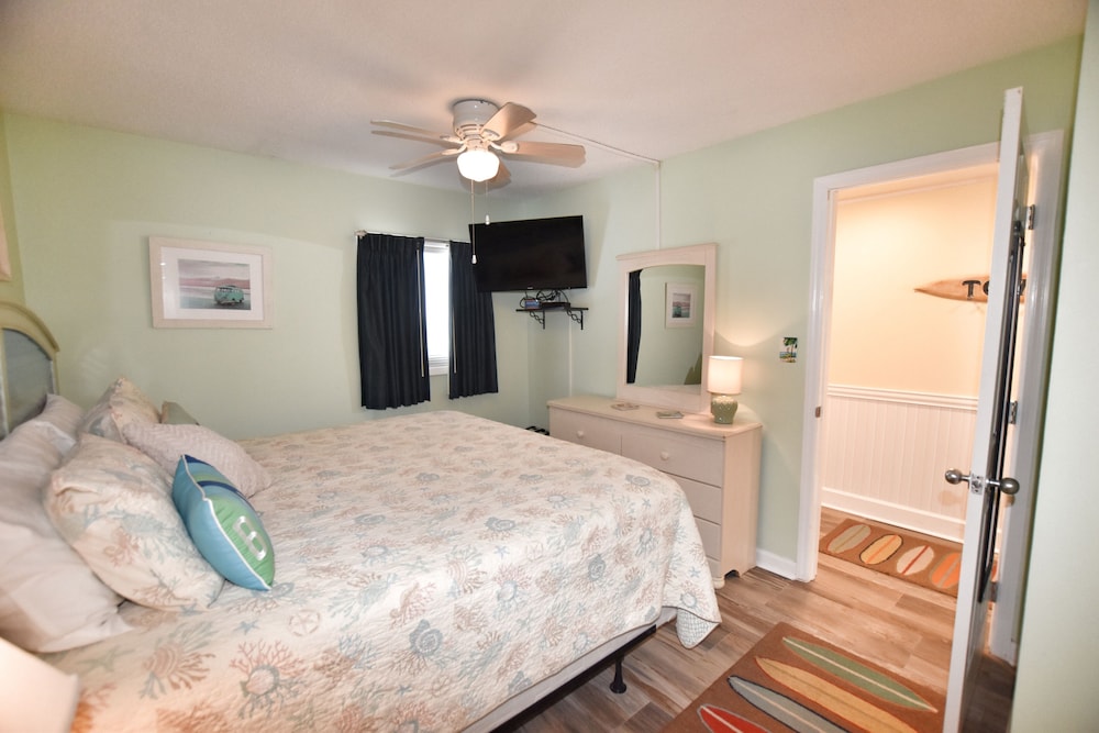 1410 Waters Edge Resort 1 Bedroom Condo by RedAwning - photo 4