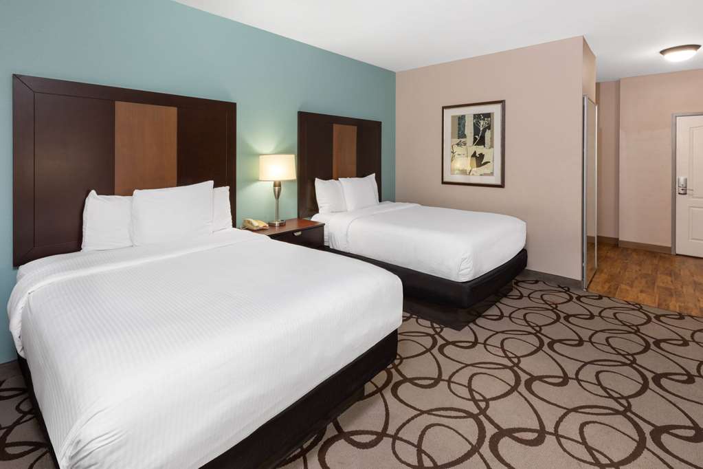 La Quinta Inn & Suites by Wyndham Fort Worth Lake Worth - photo 11