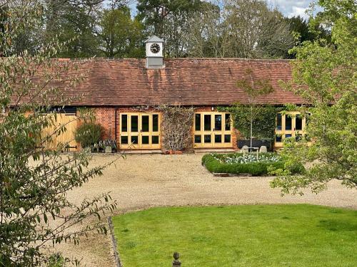 The Clock Tower & Dairy Two x 2 Bed Barns with Indoor Pool — 4-Star Luxury Hotel in Henley-On-Thames, United Kingdom
