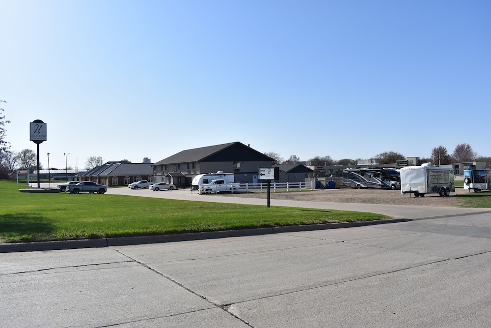 Heartland Hotel and Suites - photo 32