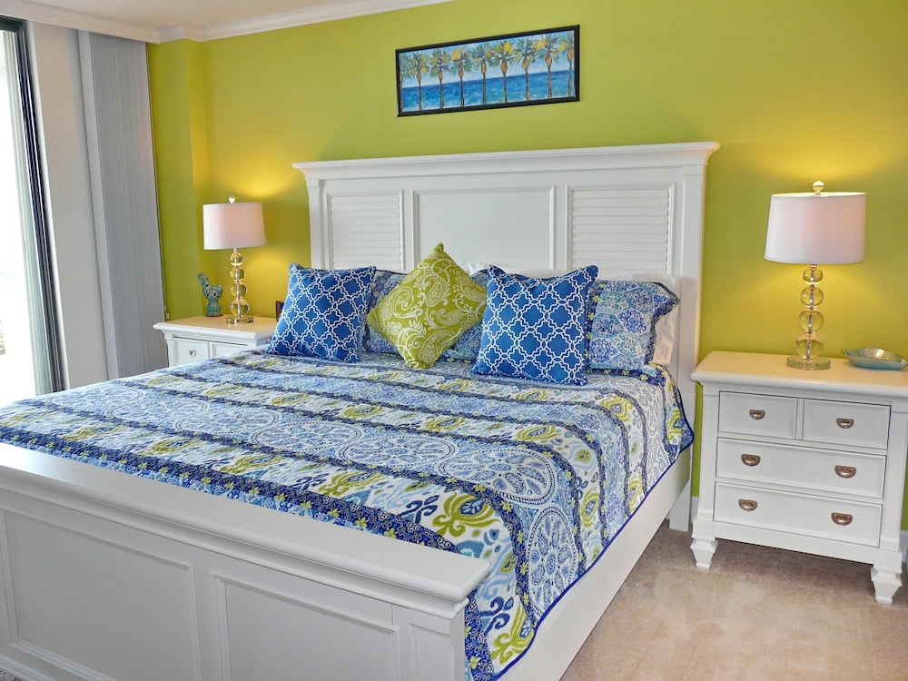 Beachfront condo in resort style community with pool - photo 7
