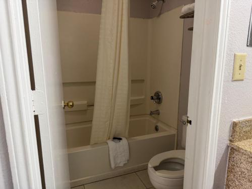 Key West Inn Chatsworth - photo 10