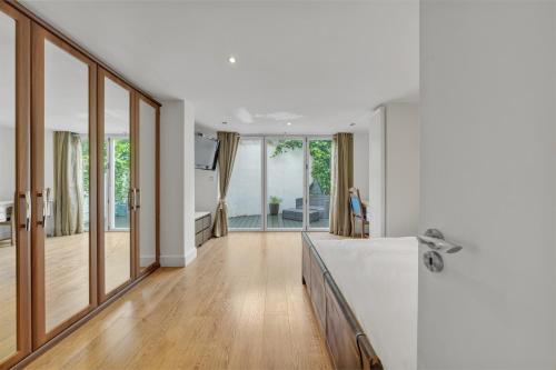 Mews House in Maida Vale near Paddington with Free Parking — 4-Star Luxury Hotel in London, United Kingdom