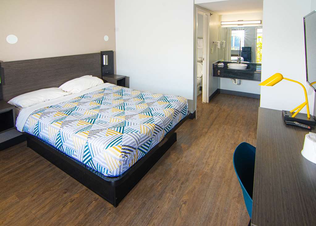 Motel 6 Lantana - photo 11