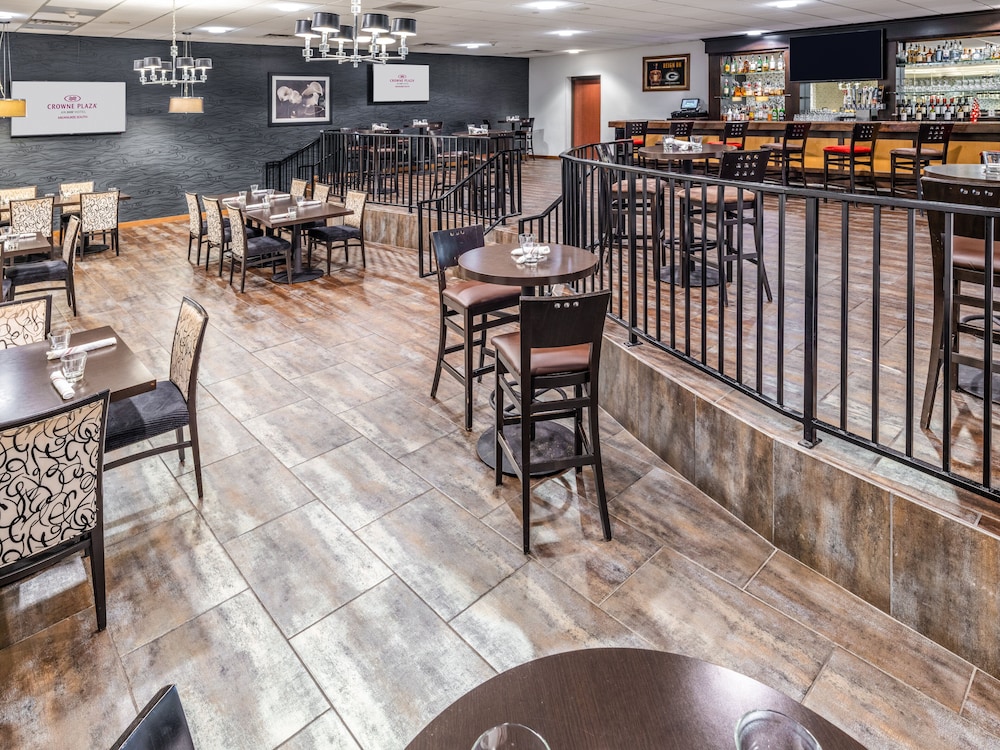 Crowne Plaza Milwaukee Airport by IHG - photo 50