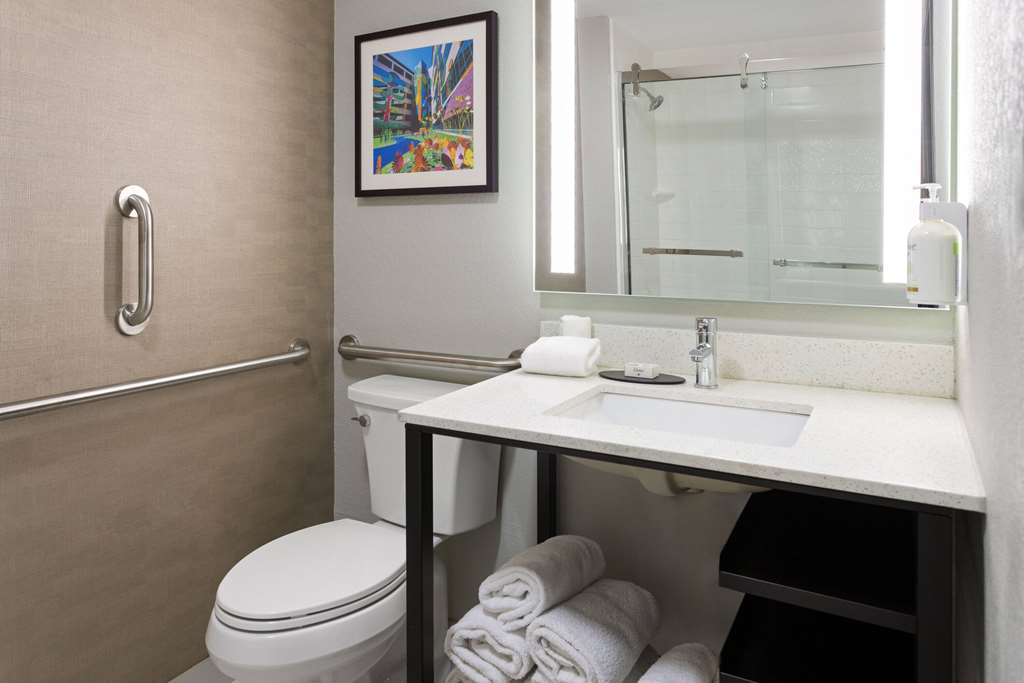 La Quinta Inn & Suites by Wyndham Memphis I 240 - photo 12