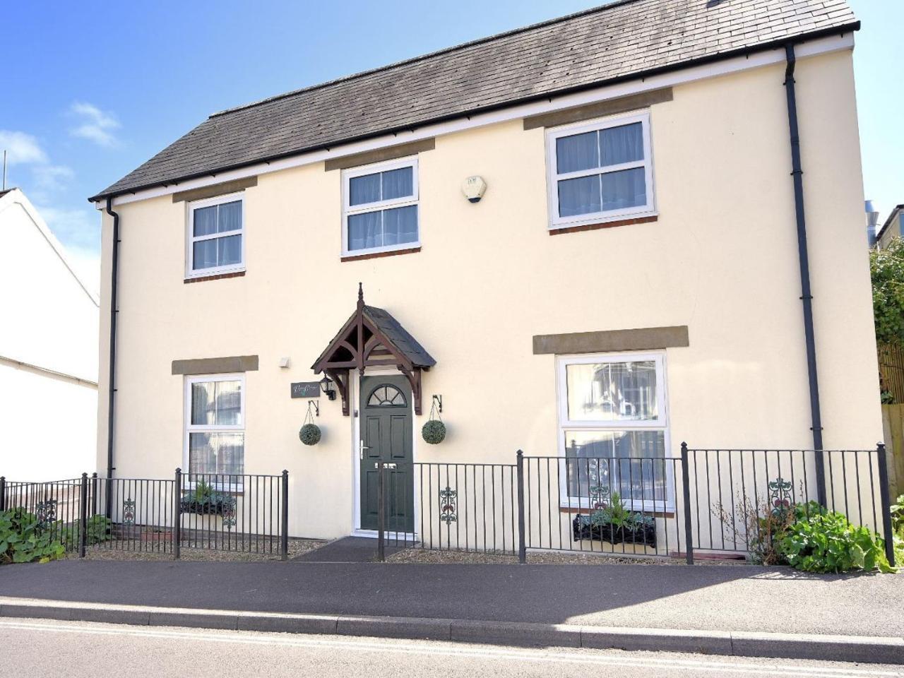 Vine Cottage — 4-Star Luxury Hotel in Charmouth, United Kingdom