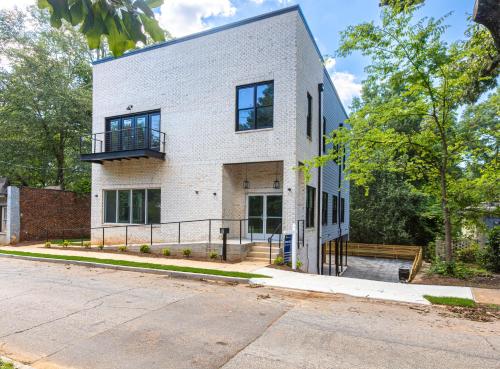 Decatur Delight Mixed Use Apartments — 4-Star Luxury Hotel in Decatur, United States