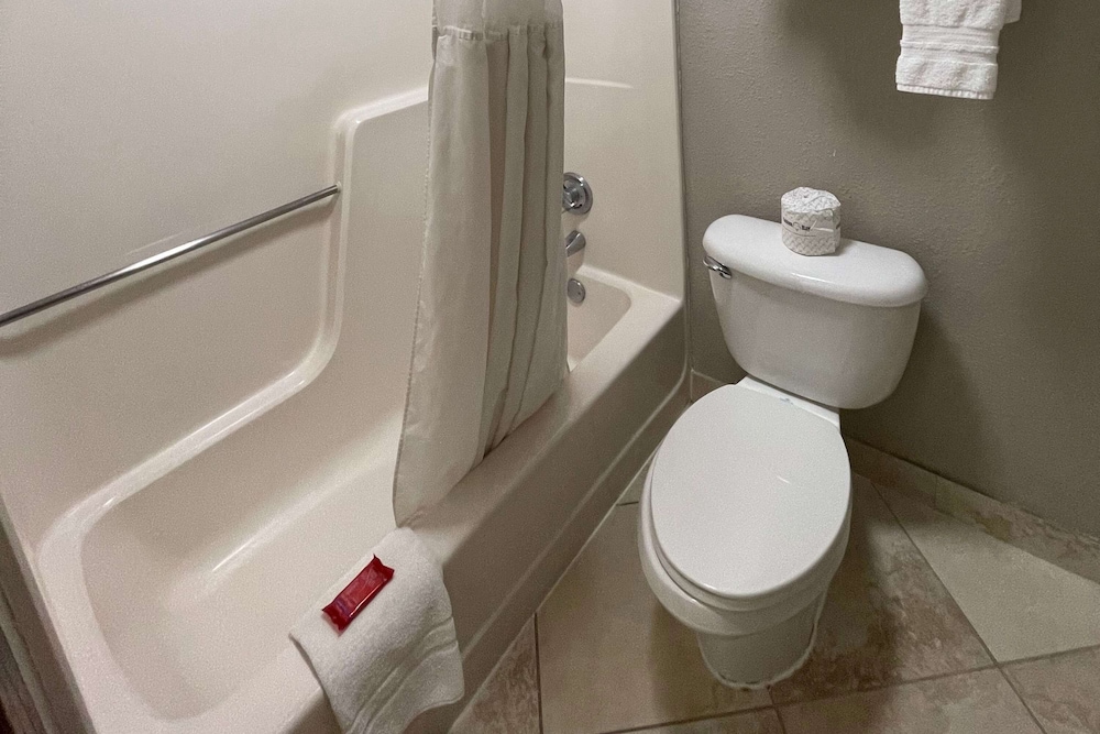 Baymont by Wyndham Bellevue Omaha - photo 23