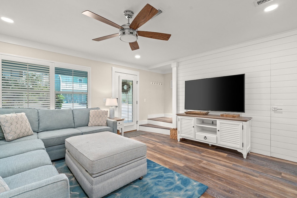 Newly Renovated 140 Feet To White Sandy Beaches Pool Grill - photo 9