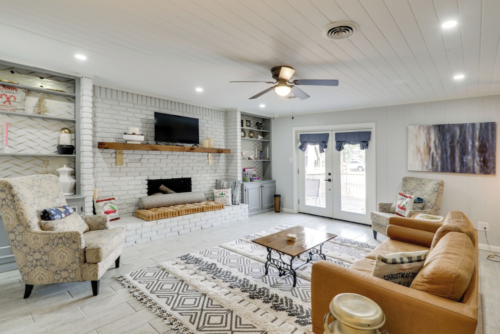 3 Mi to Saracen Landing Family Getaway w Deck in Pine Bluff, United States