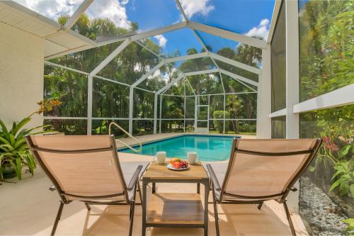 Private Heated Pool & Beach House 3 King Beds TVs in all rooms BBQ Screened in Pool 15 min to Beach Private Neighborhood 1000mbps WiFi — 4-Star Luxury Hotel in Vero Beach, United States
