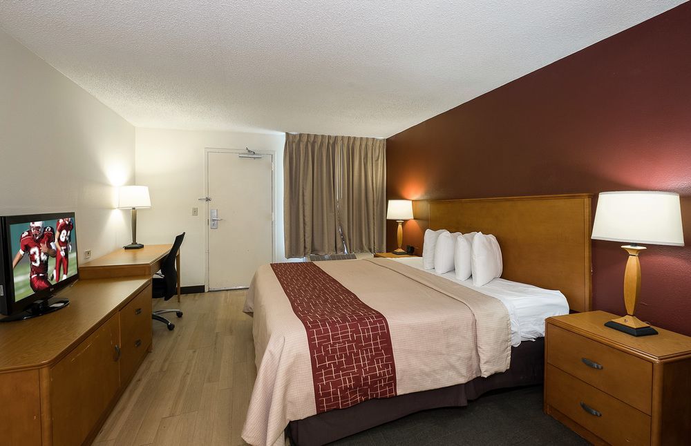 Cedar Rapids Inn - photo 28