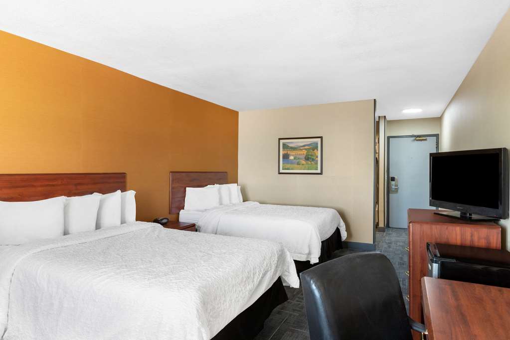 Howard Johnson by Wyndham Gillette - photo 19
