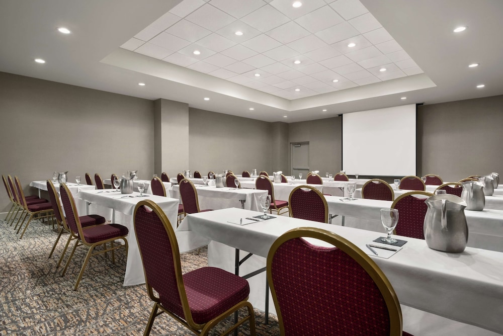 Embassy Suites by Hilton Cleveland Rockside - photo 40