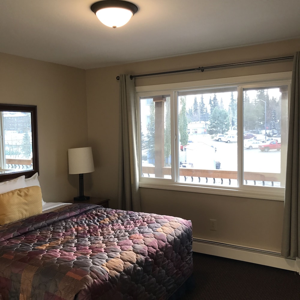 Lakeshore Inn & Suites - photo 30
