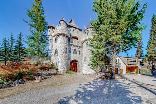 Schweitzer Castle — 4-Star Luxury Hotel in Sandpoint, United States