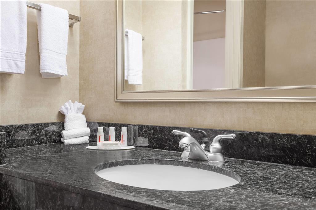 Howard Johnson by Wyndham Evansville East - photo 7