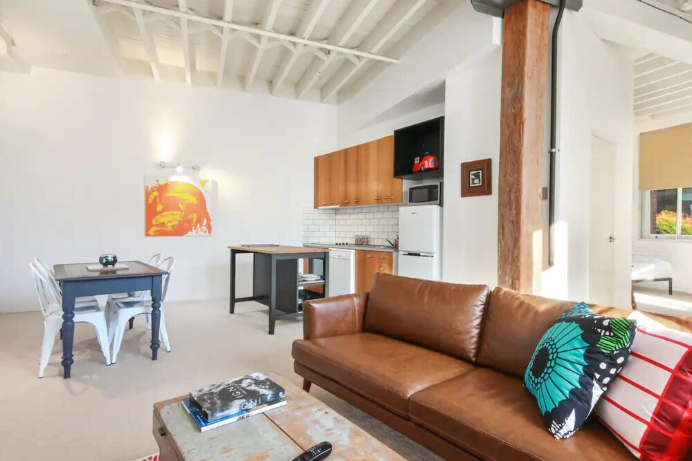 Spacious 1 Bedroom Apartment in Teneriffe Brisbane — 4-Star Luxury Hotel in Teneriffe, Australia