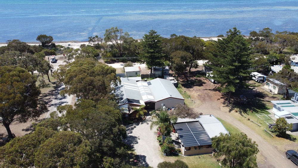 Kingscote Tourist Park And Family Units - carbon neutral hotel in Kingscote