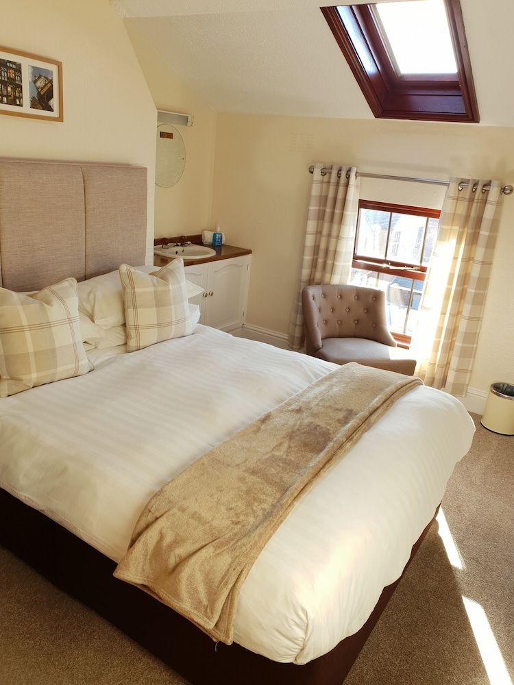 Glen Garth Guest House — 5-Star Luxury Hotel in Chester, United Kingdom