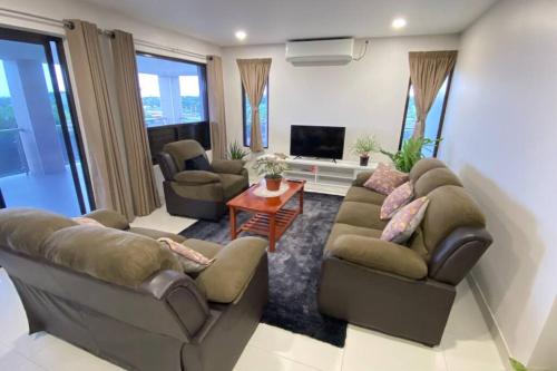 Lovely 4 bedroom Holiday home with free parking. — 4-Star Luxury Hotel in Lautoka, Fiji