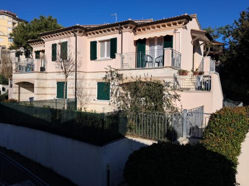 Sirolo trilocale nuovo con aria condizionata posto auto — 5-Star Luxury Hotel in Sirolo, Italy