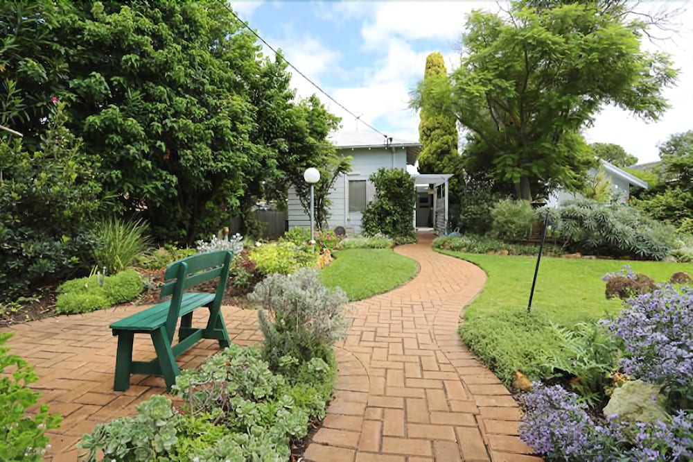 Jacaranda Guest House — 4-Star Luxury Hotel in West Busselton, Australia