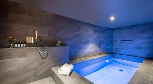 Luxueux Duplex Acces Direct Aux Pistes Avec Piscine Privee in Val-D'isere, France