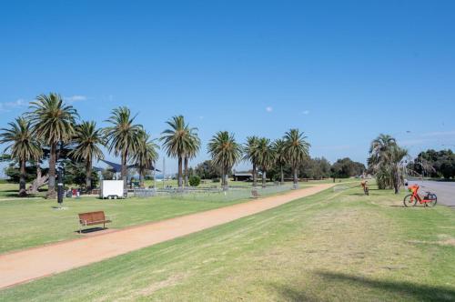 West Beach St Kilda Acland St Luna Pk Car — 4-Star Luxury Hotel in Melbourne, Australia