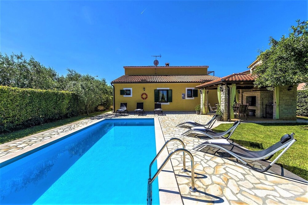 Spacious Three Bedroom Villa Balun with Pool — 4-Star Luxury Hotel in Porec, Croatia