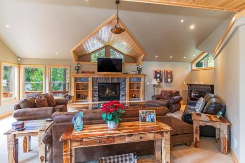 585 Knotty Pine Gorgoeous Moutain Home