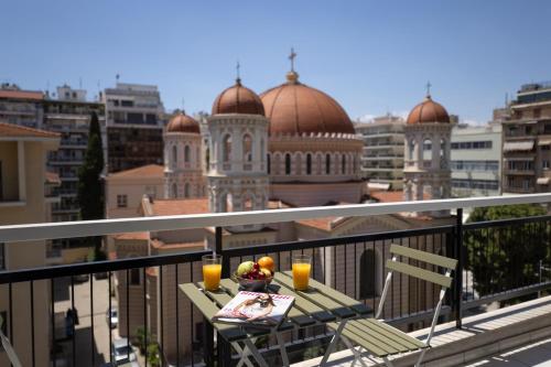 Big Stylish 2BR Apt City Views 3 Min Walk to Sea — 4-Star Luxury Hotel in Thessaloniki, Greece