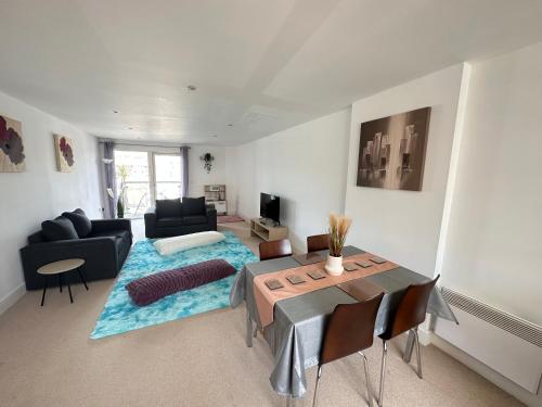 Water Front APT Walk to the Beach & City Centre — 4-Star Luxury Hotel in Swansea, United Kingdom