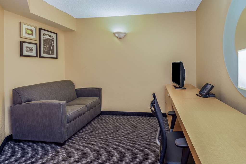 La Quinta Inn & Suites by Wyndham Naples Downtown - photo 25