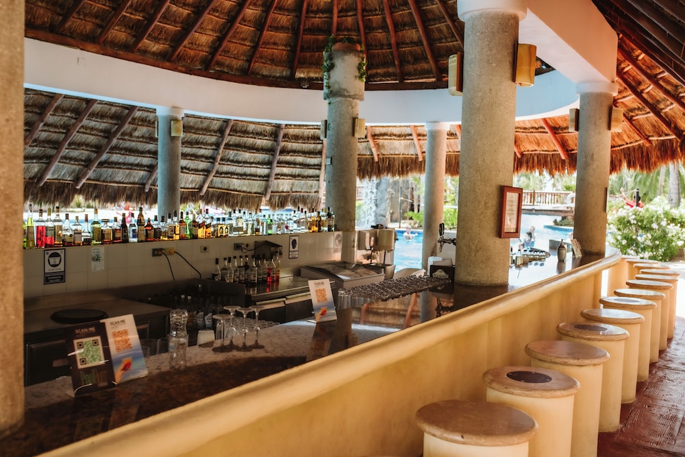 Swim-up bar