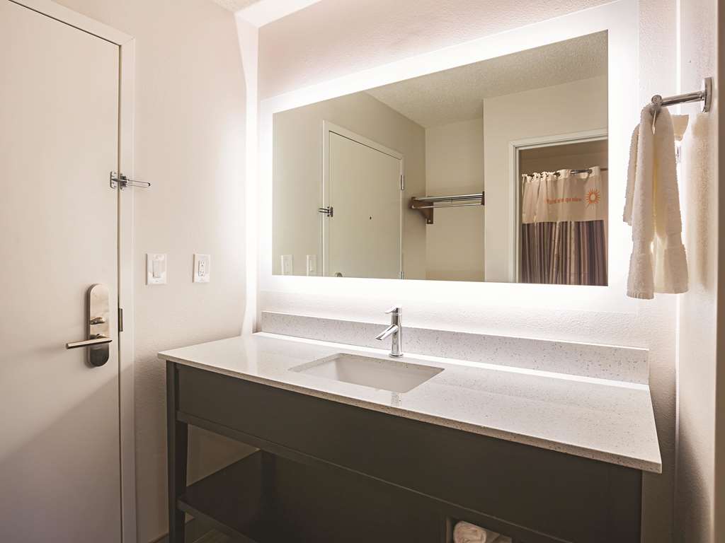 La Quinta Inn & Suites by Wyndham Atlanta Midtown Buckhead - photo 29