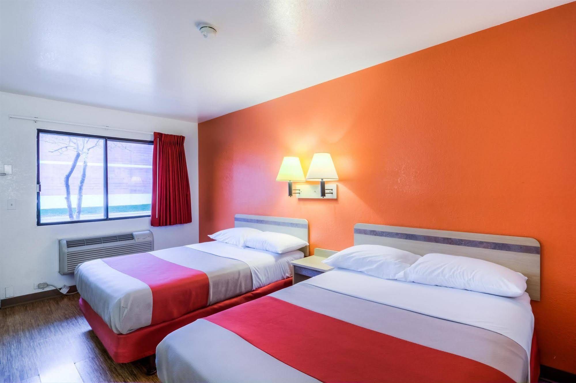 Motel 6 Chicago Elk Grove - photo 19