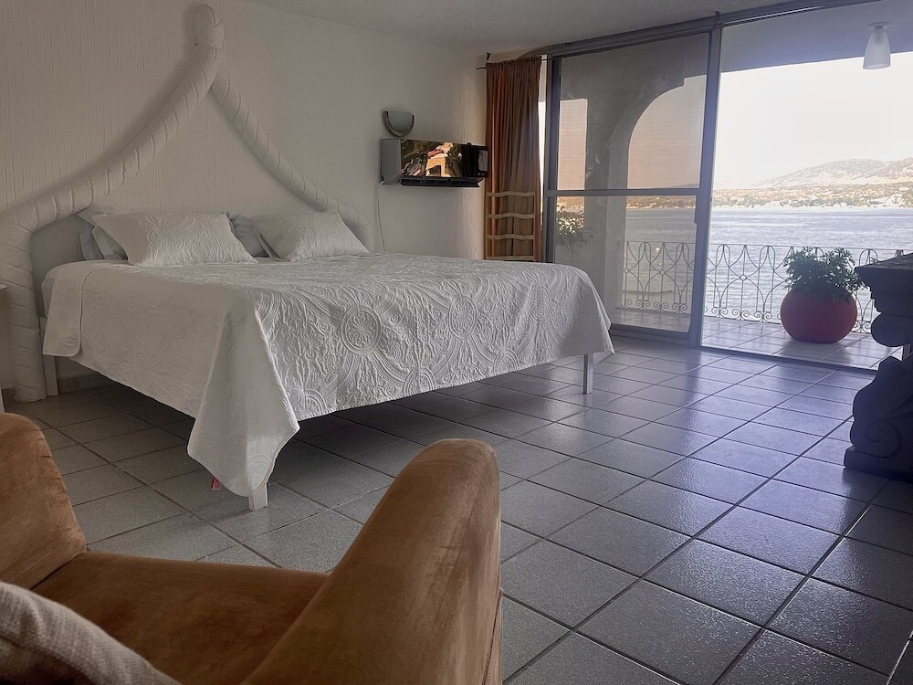 Marina Palace Teques — Tequesquitengo
