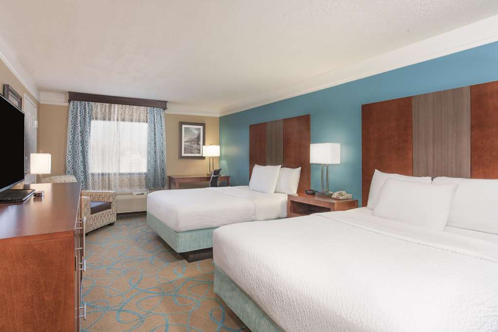 La Quinta Inn & Suites by Wyndham Elizabethtown - photo 17