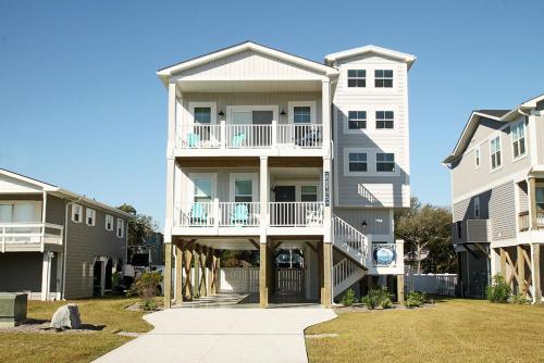 Porpoise Driven Life by Oak Island Accommodations - featured photo