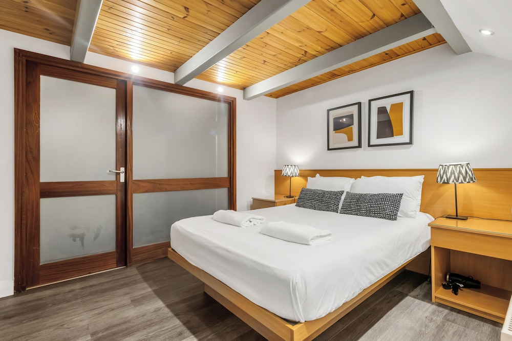 Lace Market Apartments City Centre 4 Beds Apartment with 2 Bathrooms and full Kitchen in George Street close to Victoria Centre Shopping Centre Parking for Cars & Vans from Five Pounds a Day Sunday 1pm Check out — 4-Star Luxury Hotel in Nottingham, United Kingdom