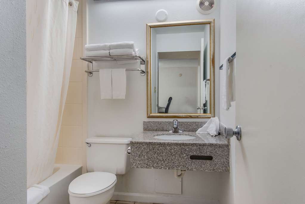 Econo Lodge Inn & Suites Chambersburg Central - photo 15