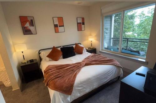Beautiful Condo on Riverwalk King Suite w Free Parking Pet Friendly Centrally Located on the Riverwalk — 4-Star Luxury Hotel in San Antonio, United States