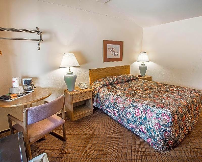 Econo Lodge Inn & Suites - photo 14