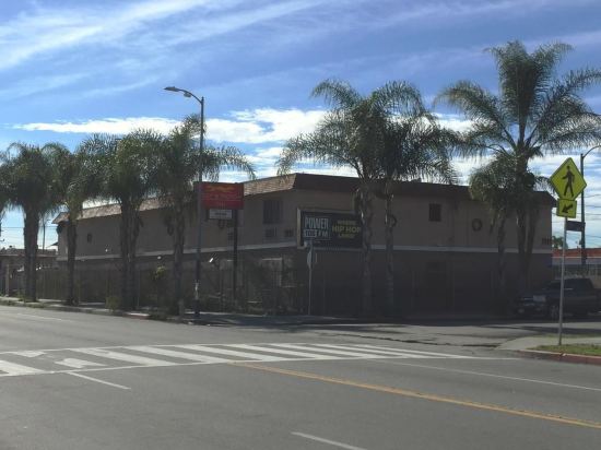 Foxy's Motor Inn on Florence & Hoover St - photo 2